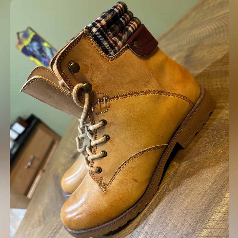 Tan Women's Lace-Up Work Boots With Plaid Ankle Cutt